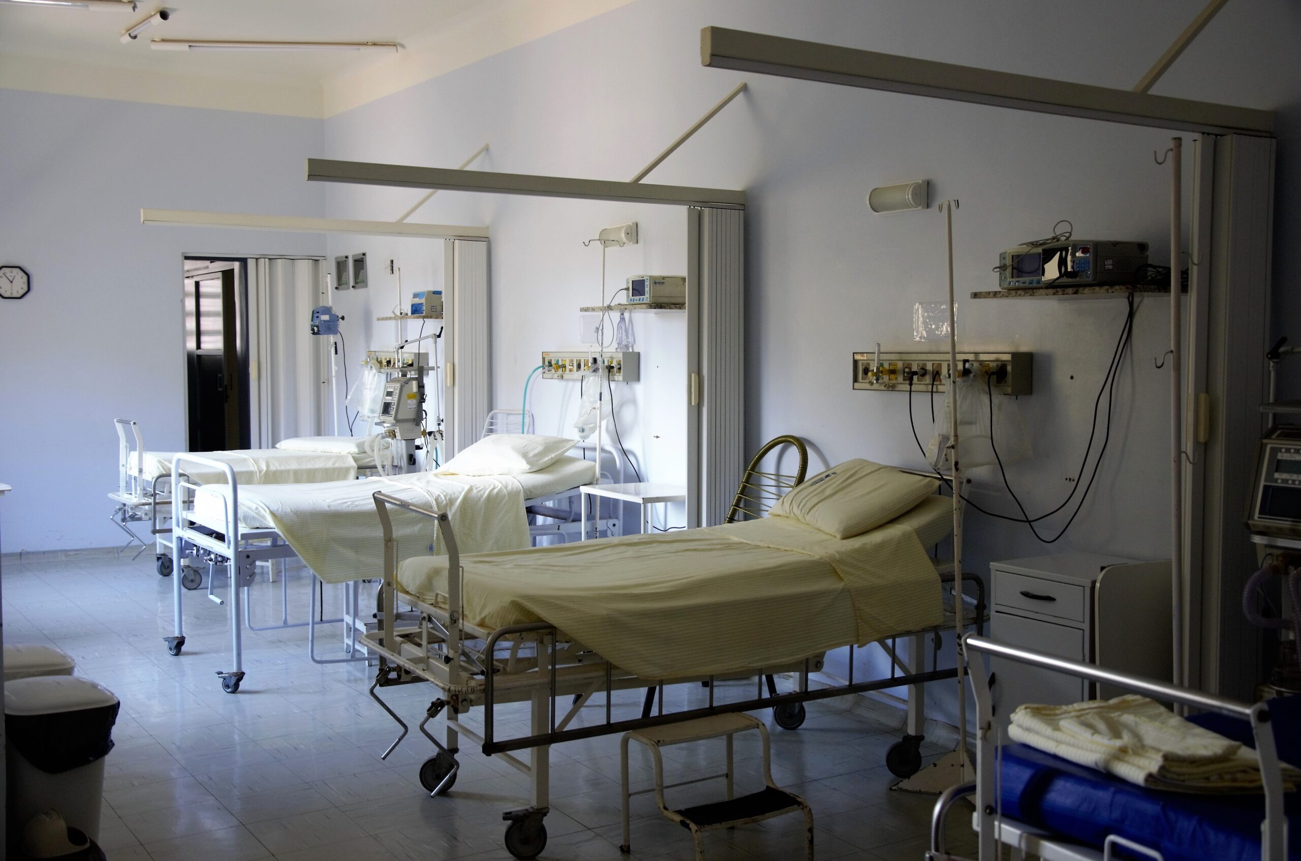 bed clinic empty 236380 scaled